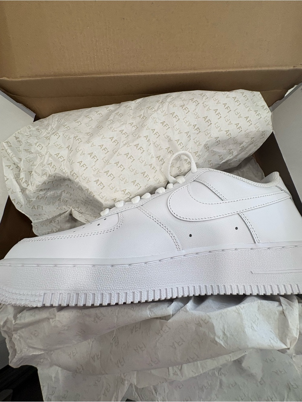 Nike White Leather Low-Top Sneakers BNWT size 8 AT-7/52 - Picture 7 of 8